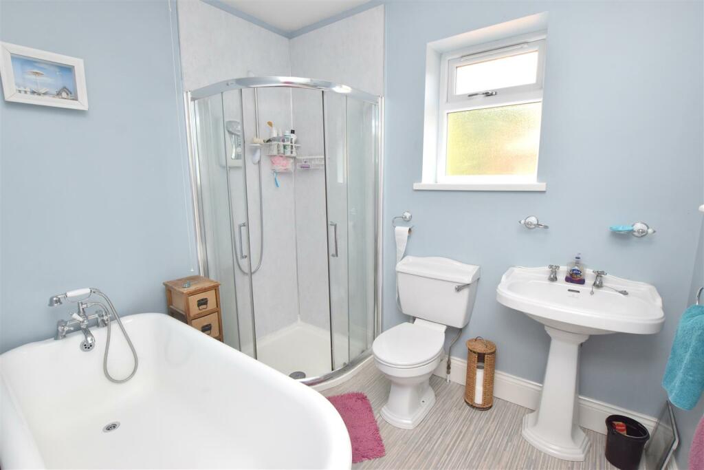 FAMILY BATHROOM/WC