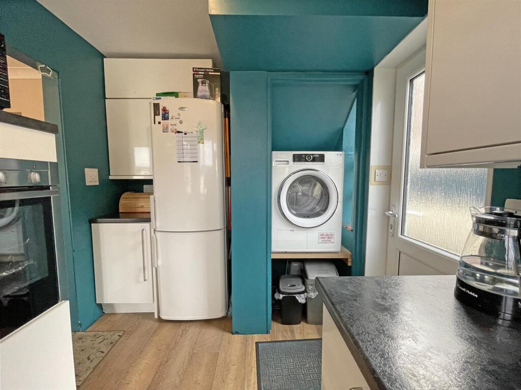 Moreton Ave 27 - Kitchen2.jpg