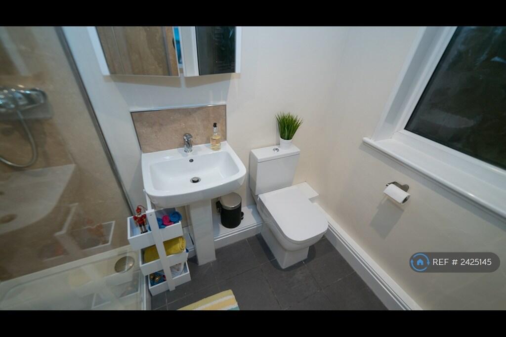 Shared Bathroom 1-b
