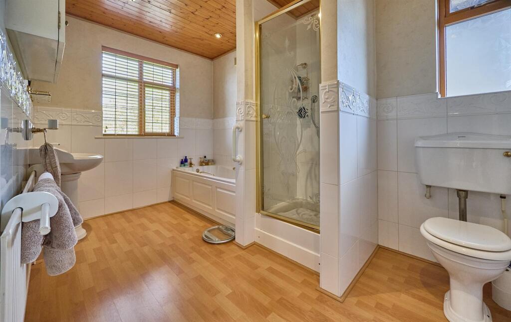Family Bathroom to Front