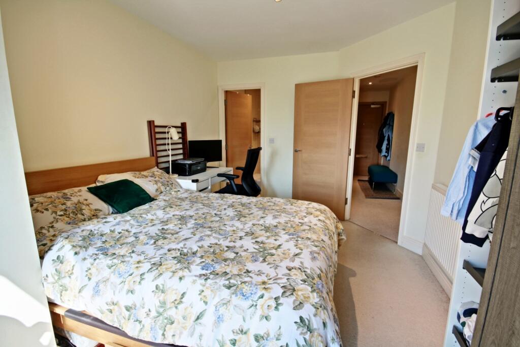 71 Apsley House - Bedroom 1-en suite