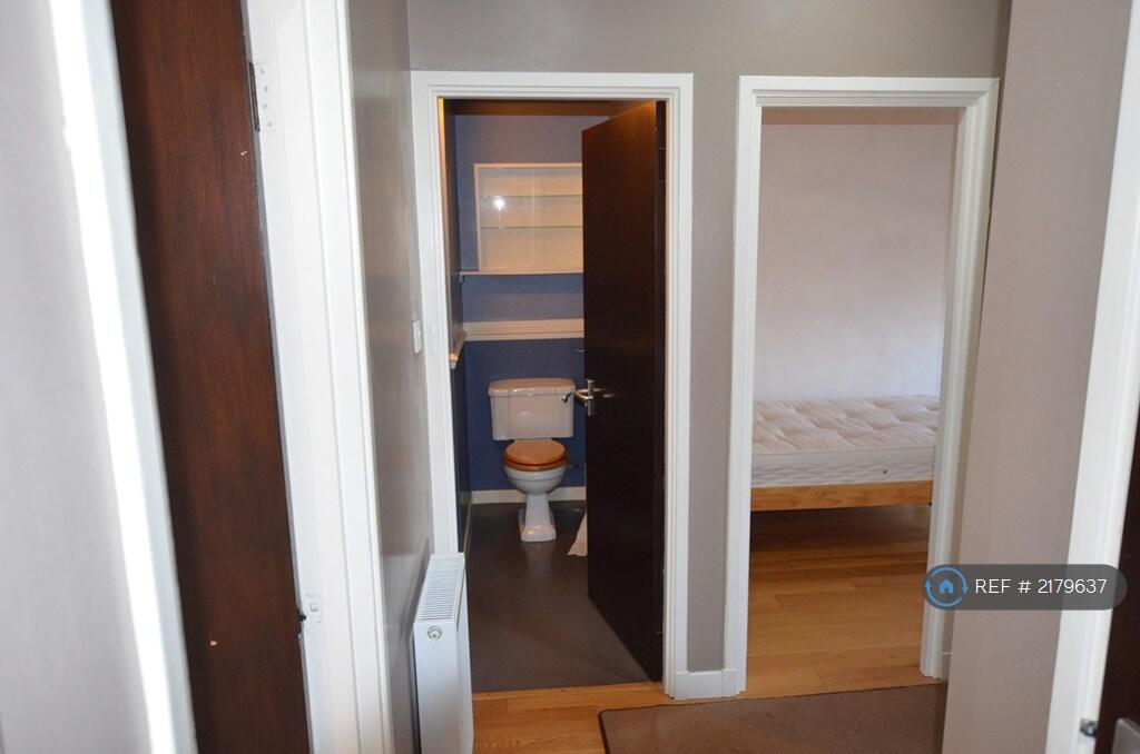 Toilet / Shower Room