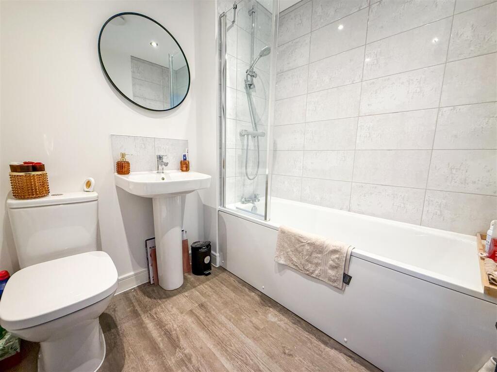 FAMILY BATHROOM
