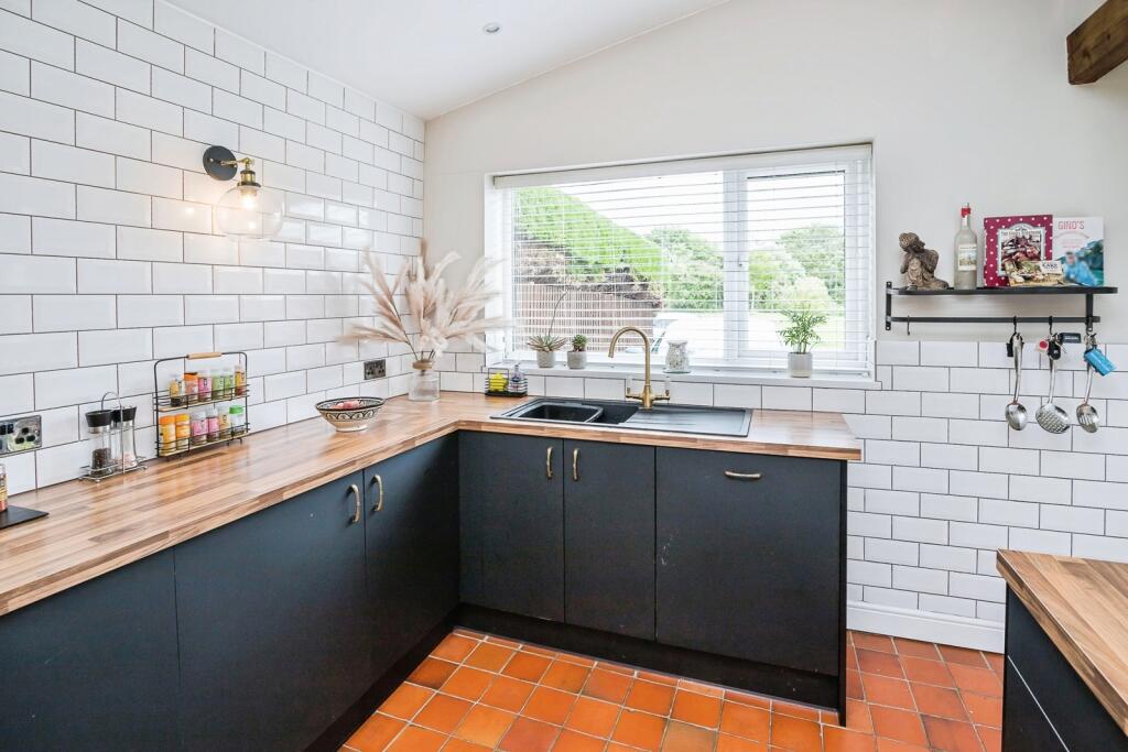 Kitchen/ Dining Room