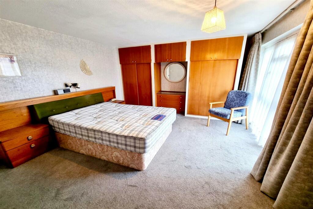 BEDROOM 1: