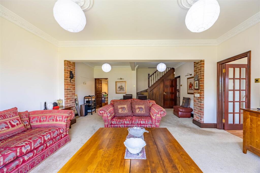 Lounge/Dining Room