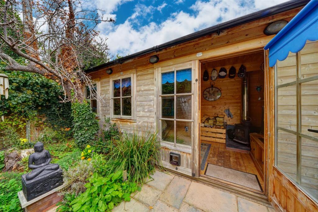 8 Lambert Rd (16).jpg