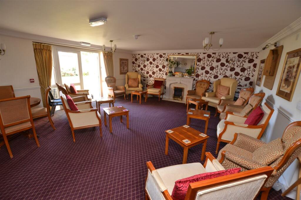 COMMUNAL LOUNGE