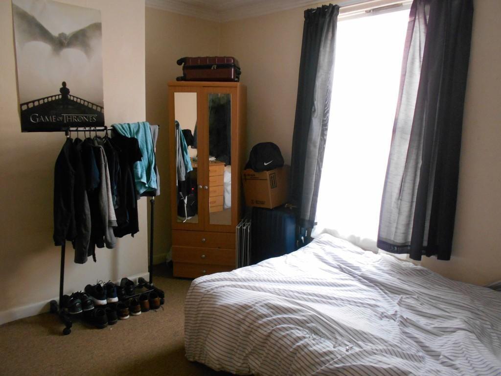 A cozy double bedroom featuring a comfortable b...