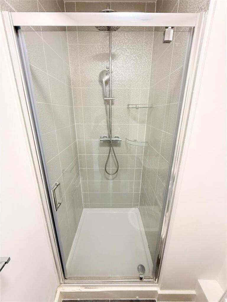 EN SUITE SHOWER ROOM