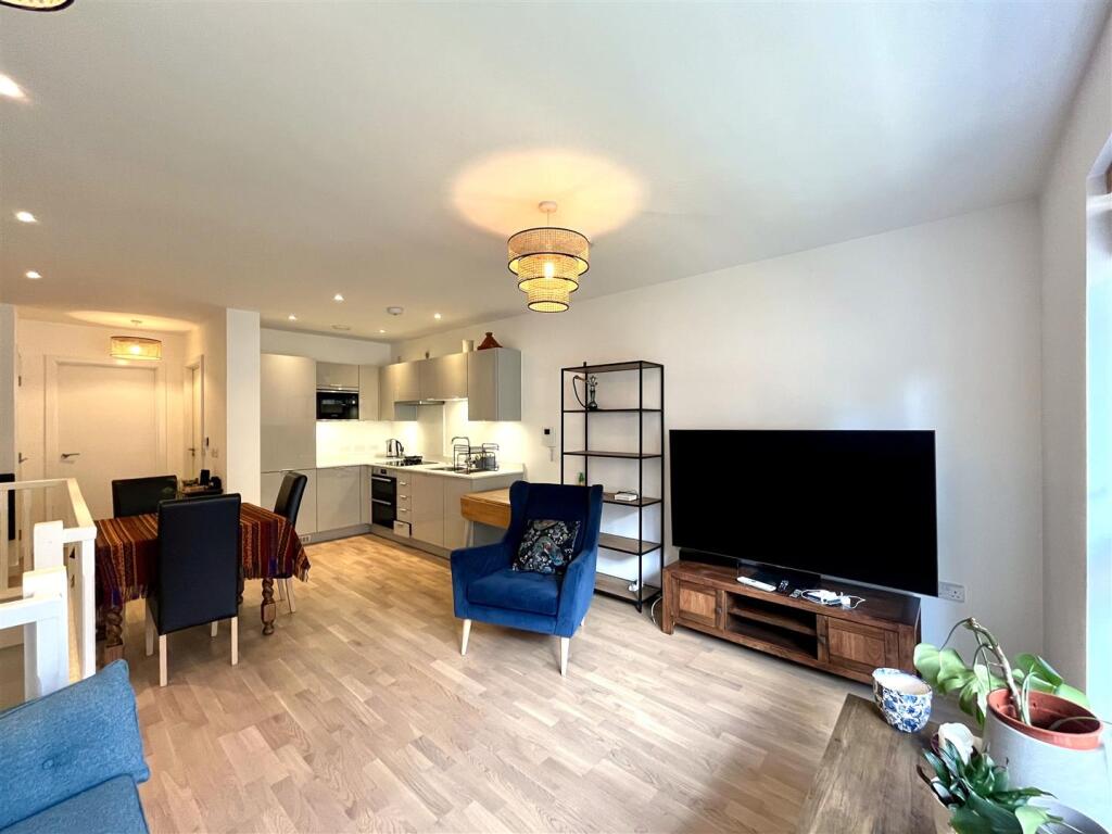 Dining / Living Area Aspect 4