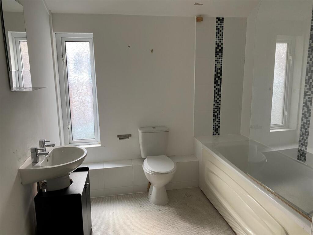 86 High Street - bathroom.jpg