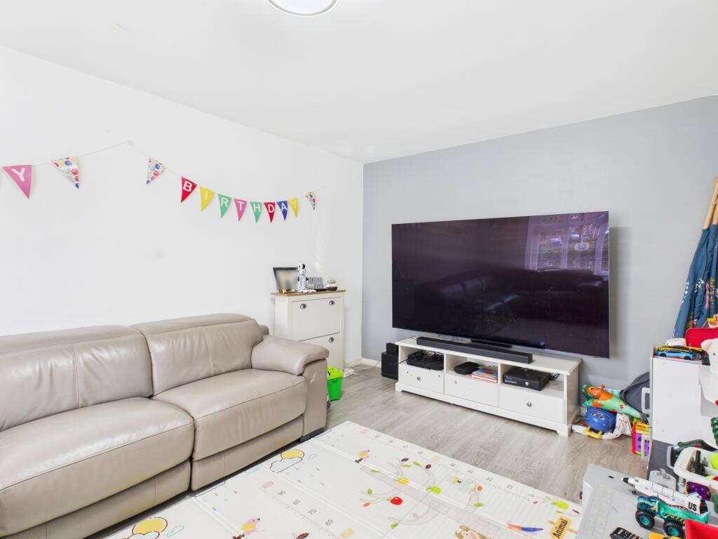 CAM03729G0-PR0132-STILL002