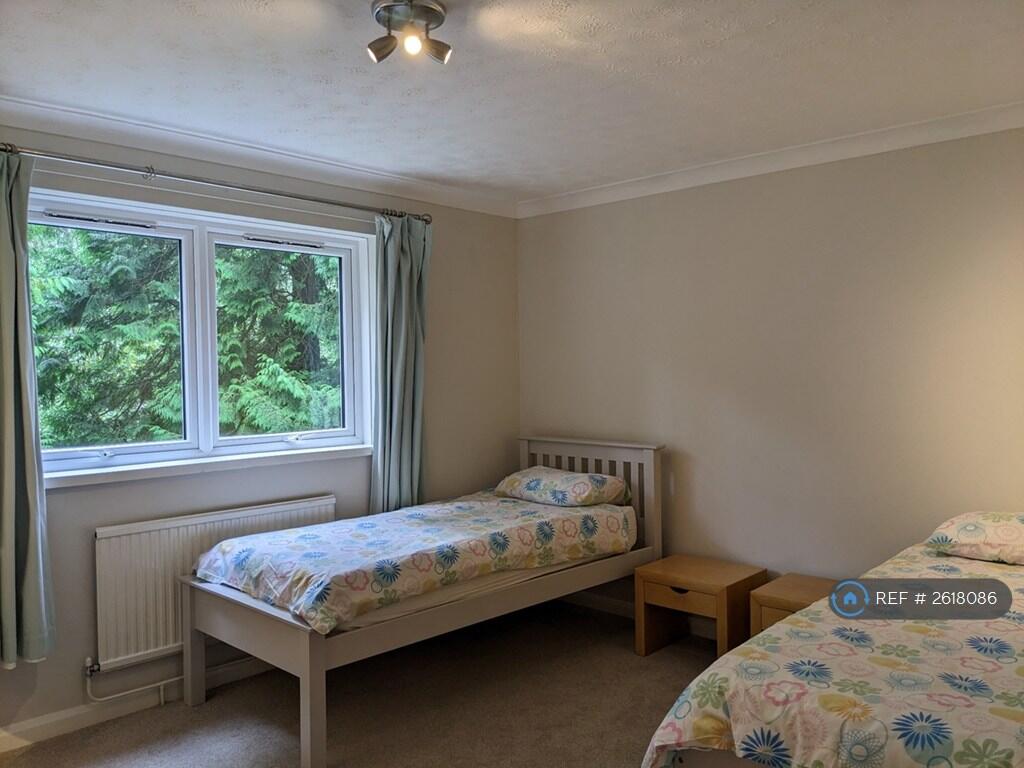 Main Bedroom - Beds Separate