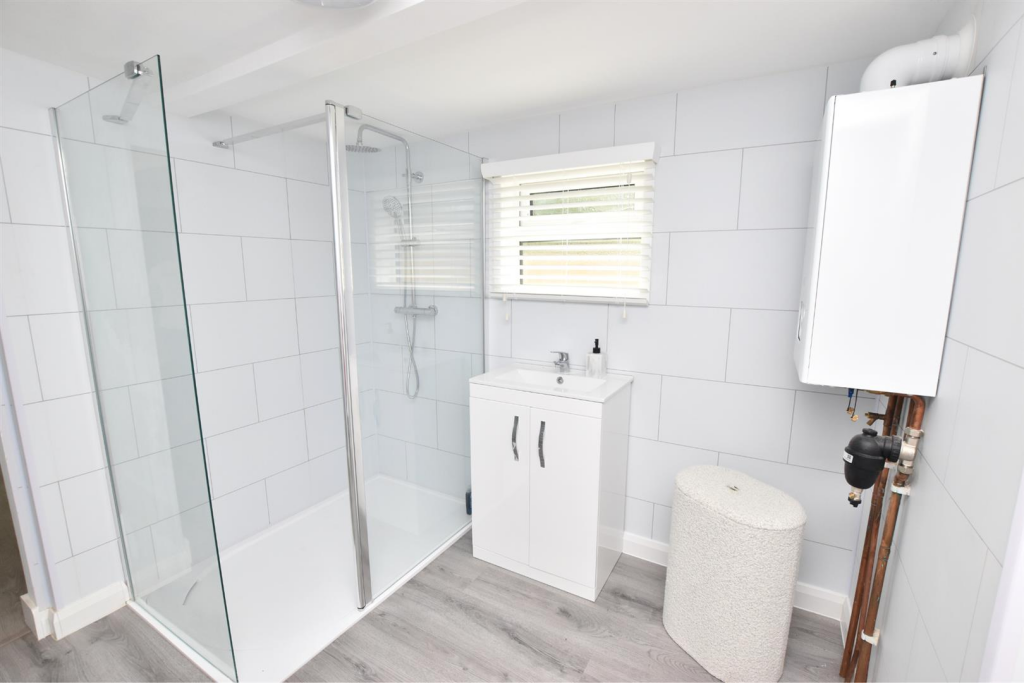 SHOWER ROOM/WC