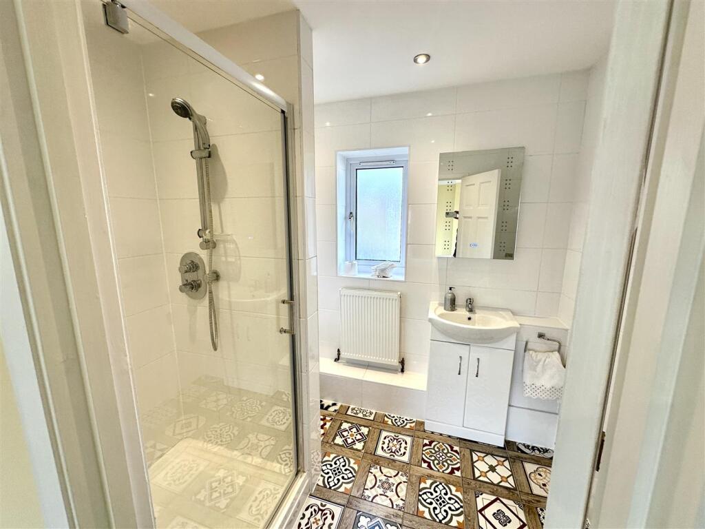 EN-SUITE SHOWER