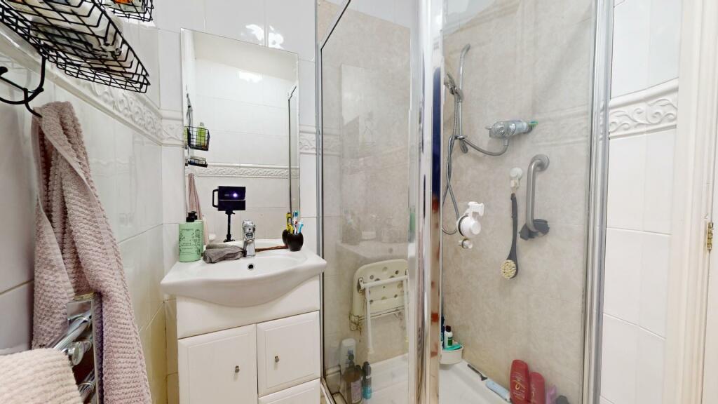 SHOWER ROOM
