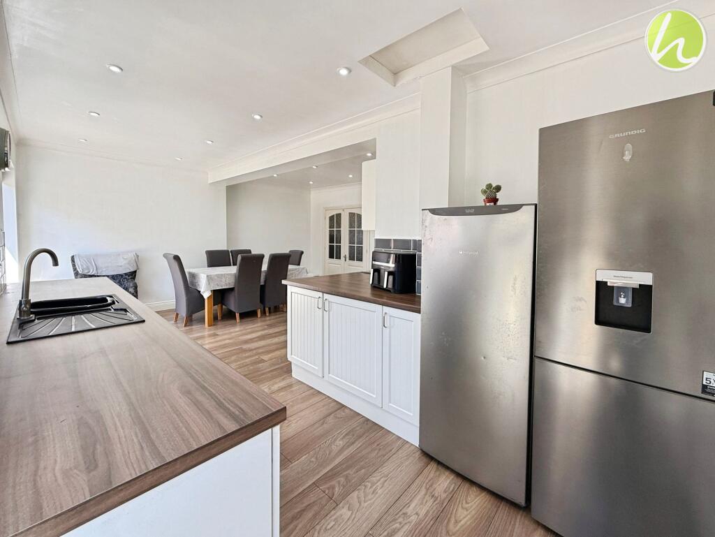 Kitchen/ Dining Room