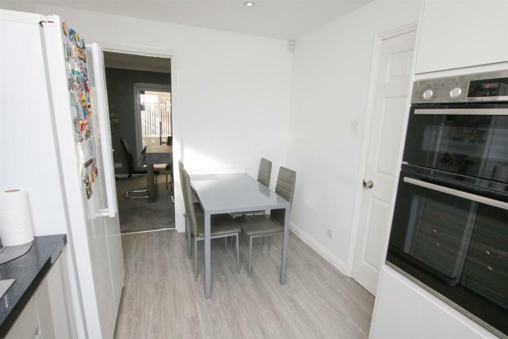 FITTED KITCHEN