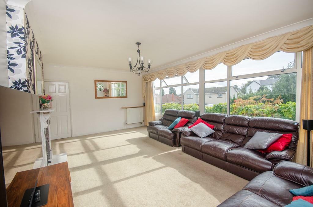 Living room pic 3.jpg