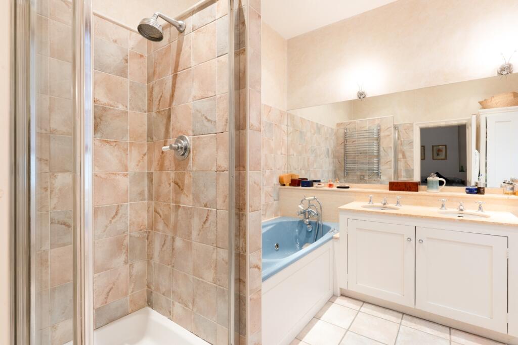 Master Bedroom Ensuite (2)