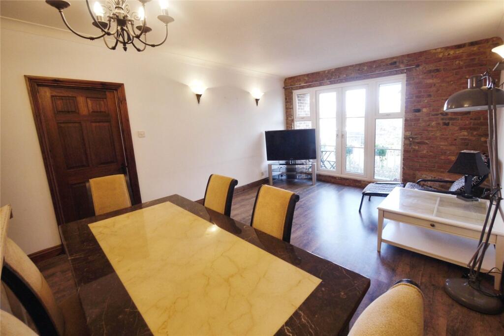 Lounge/Dining Room