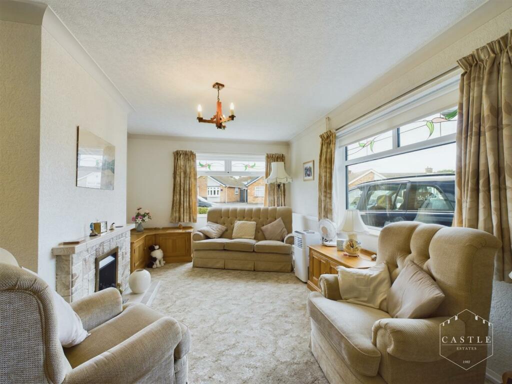 L SHAPED LOUNGE/DINING ROOM