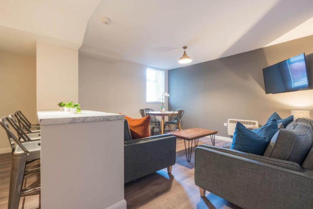 KH10 - Living Area / Kitchen