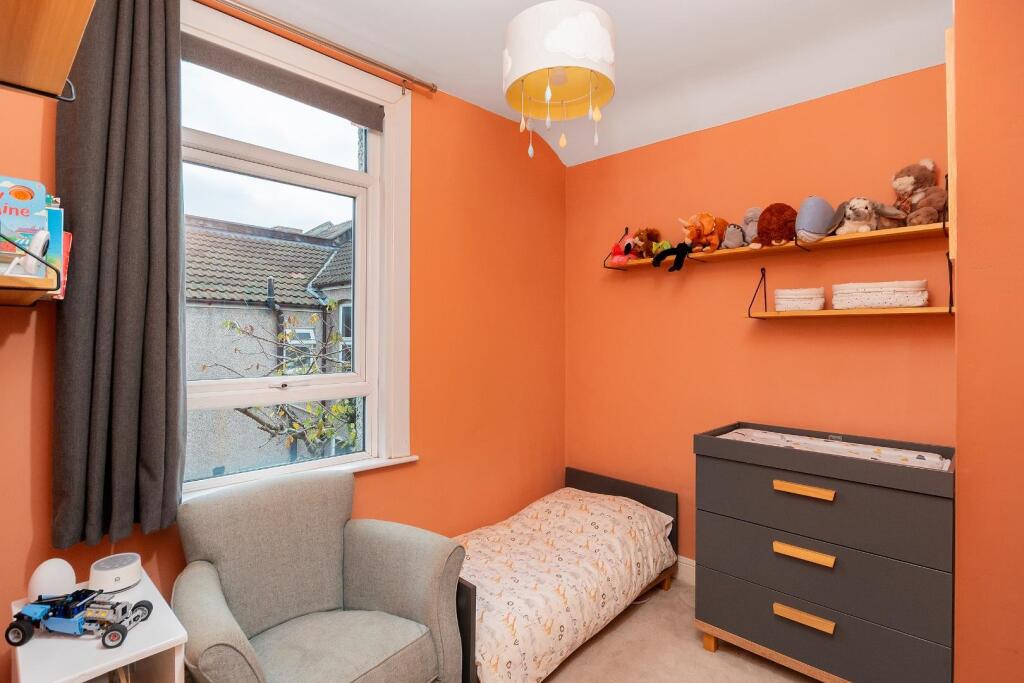 8V8ARD - Bedroom L.jpg