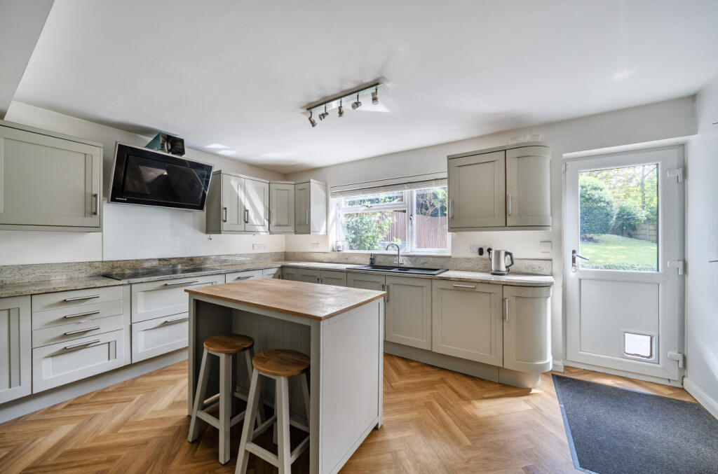 1347538-23-68baea...