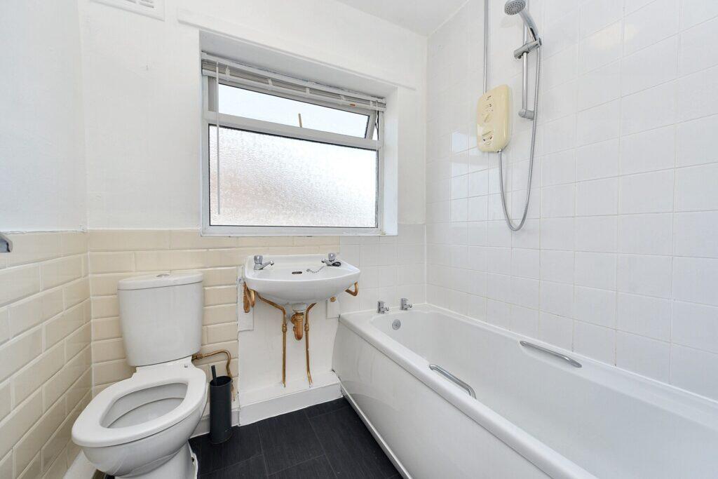 Western Drive - Bathroom