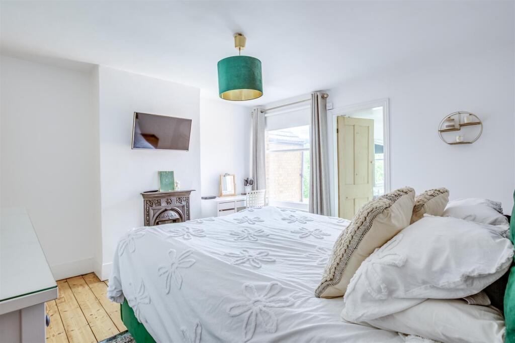 92 Oakridge Road, HP11 2PL-3.jpg