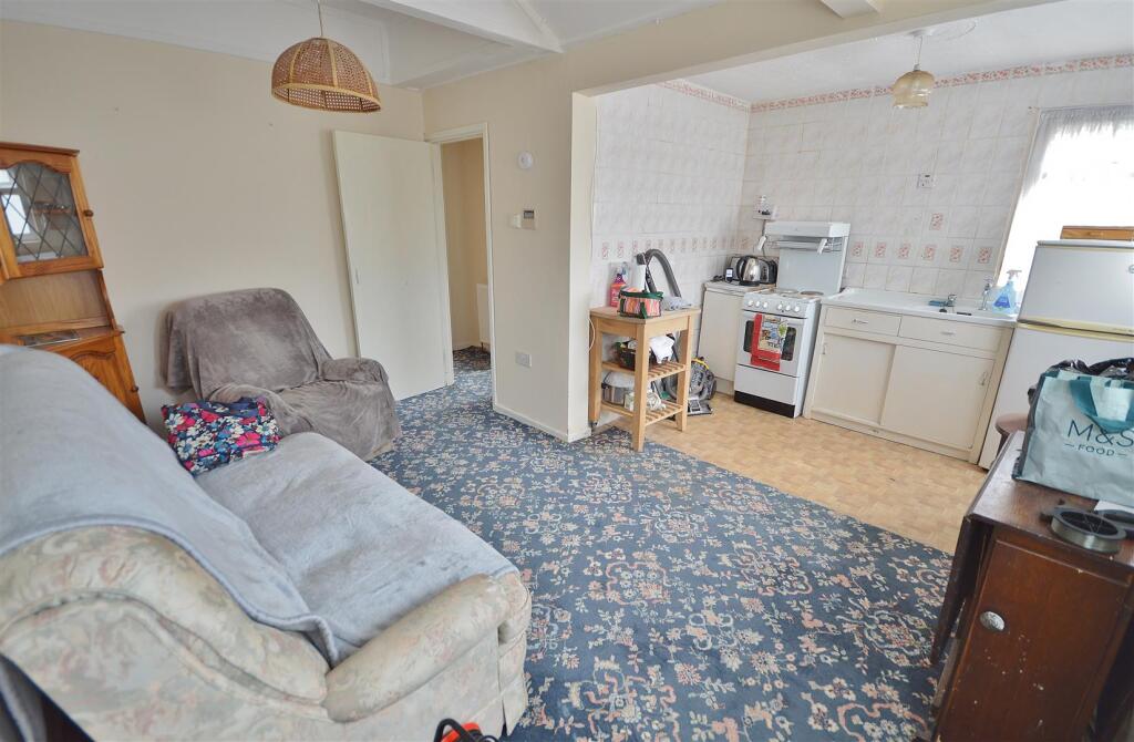 LOUNGE/KITCHEN