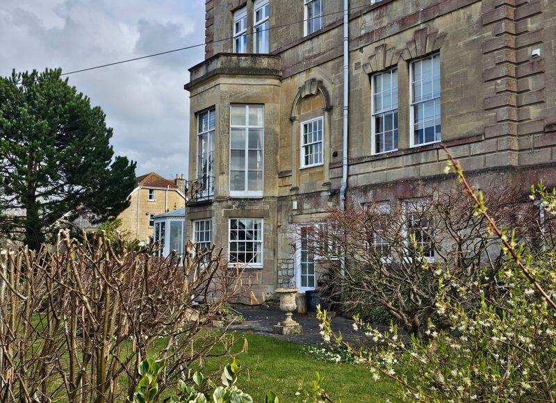 Communal garden to flat