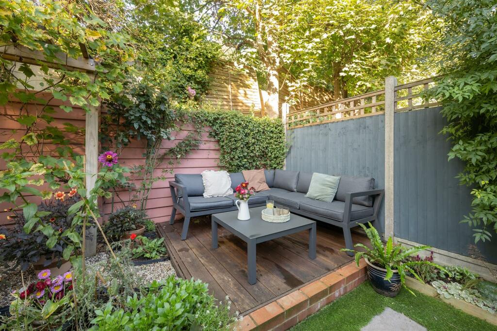 Cavendish Drive, E11