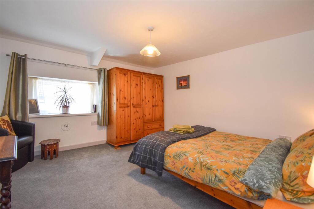 5 Crown Square Bedroom 2a.jpg