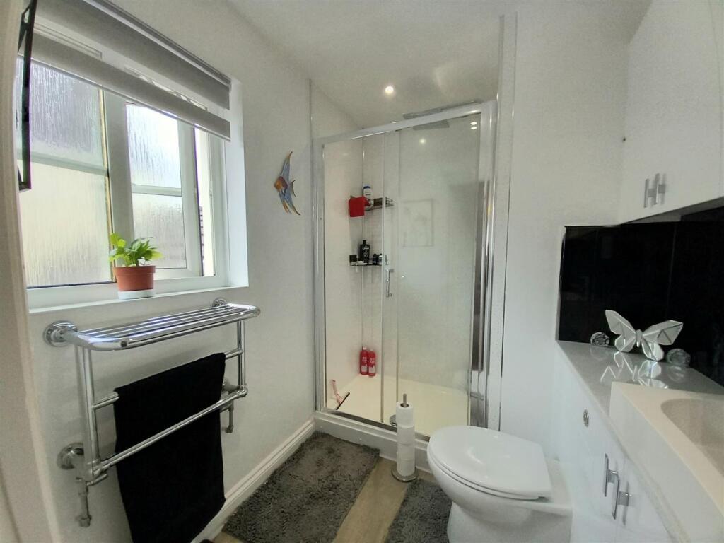 2 Maine Close En-suite.jpg