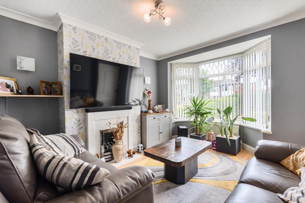 Lounge with bay window 