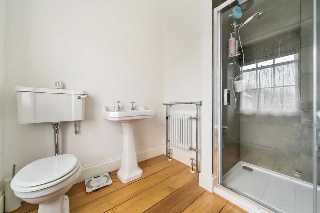 Principal bedroom en-suite