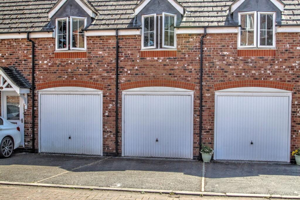Garage / Parking