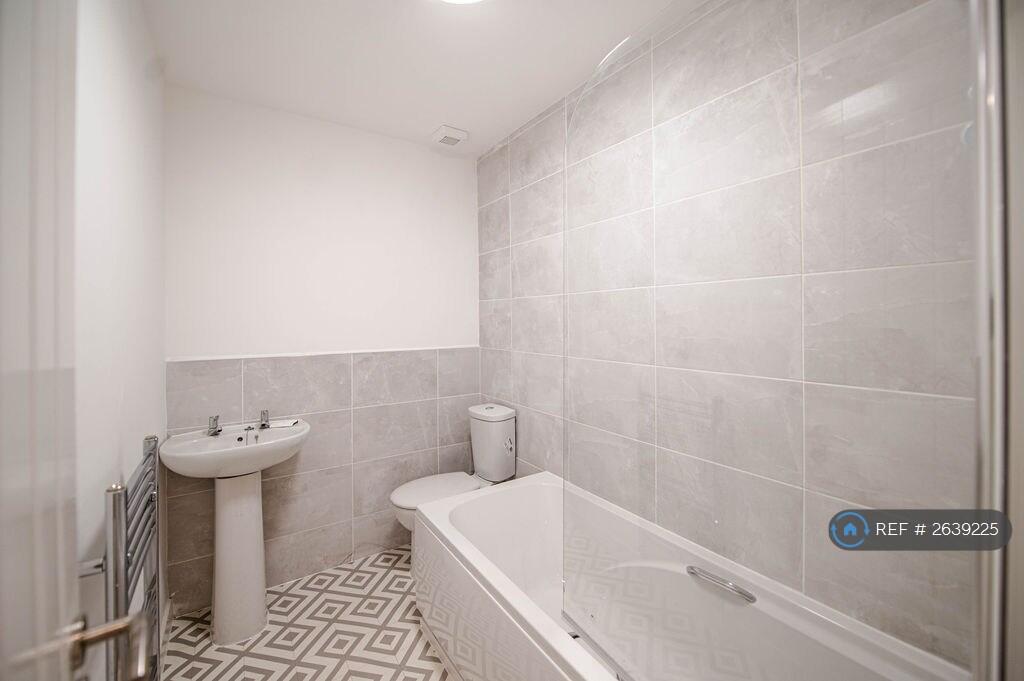 Family Bathroom - Property Now Furnished