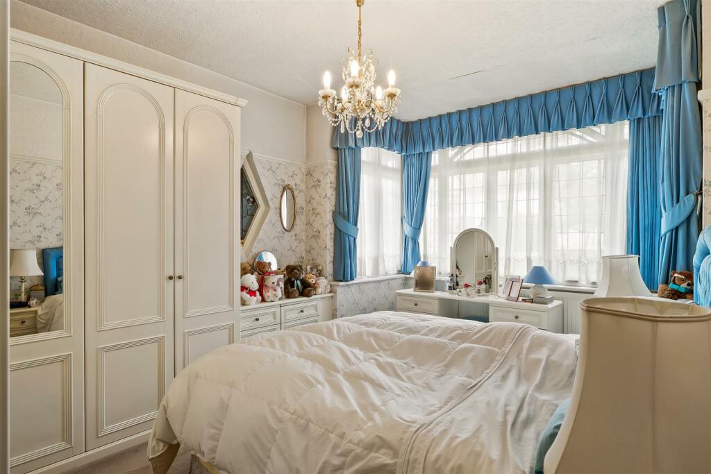 Bedroom 1.jpg