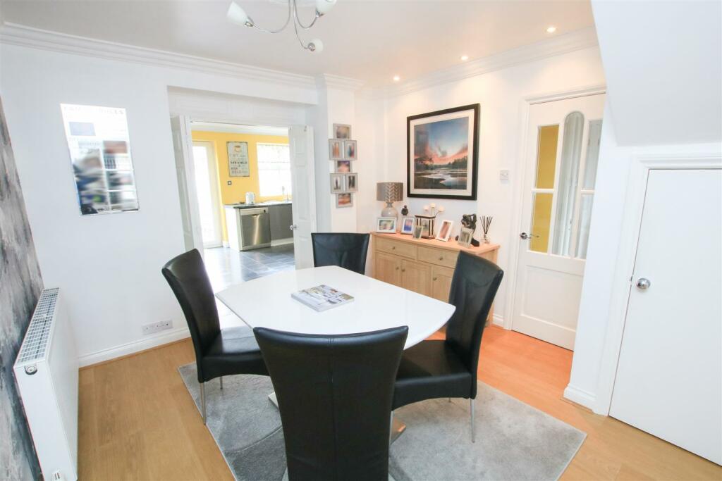 SEPARATE DINING ROOM