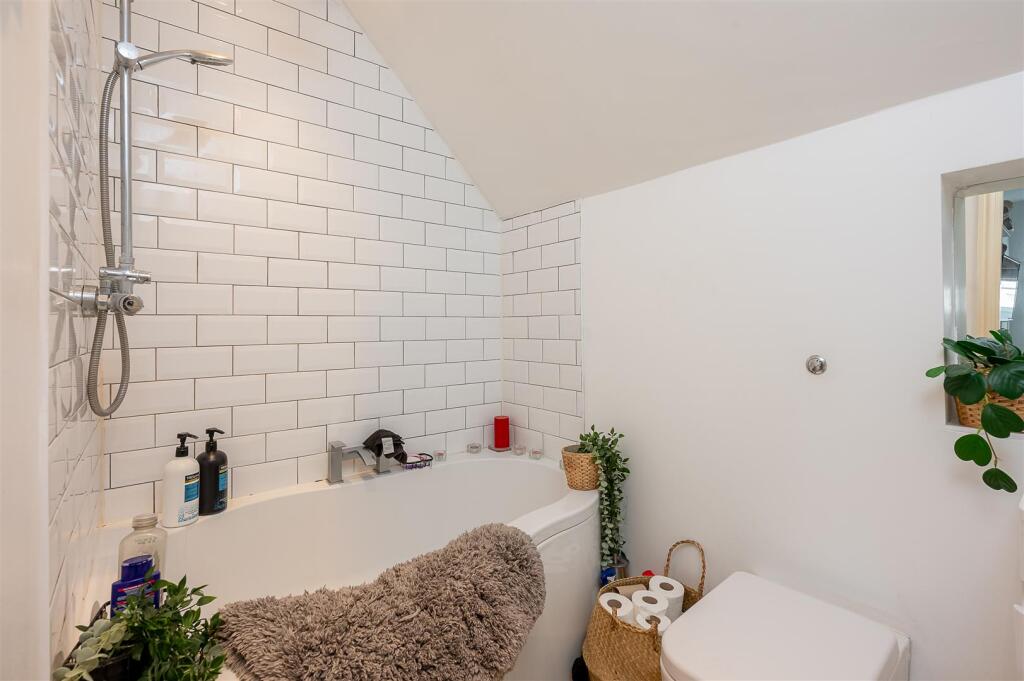 PRINCIPAL BEDROOM EN-SUITE