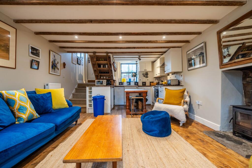 OPEN PLAN LIVING AREA
