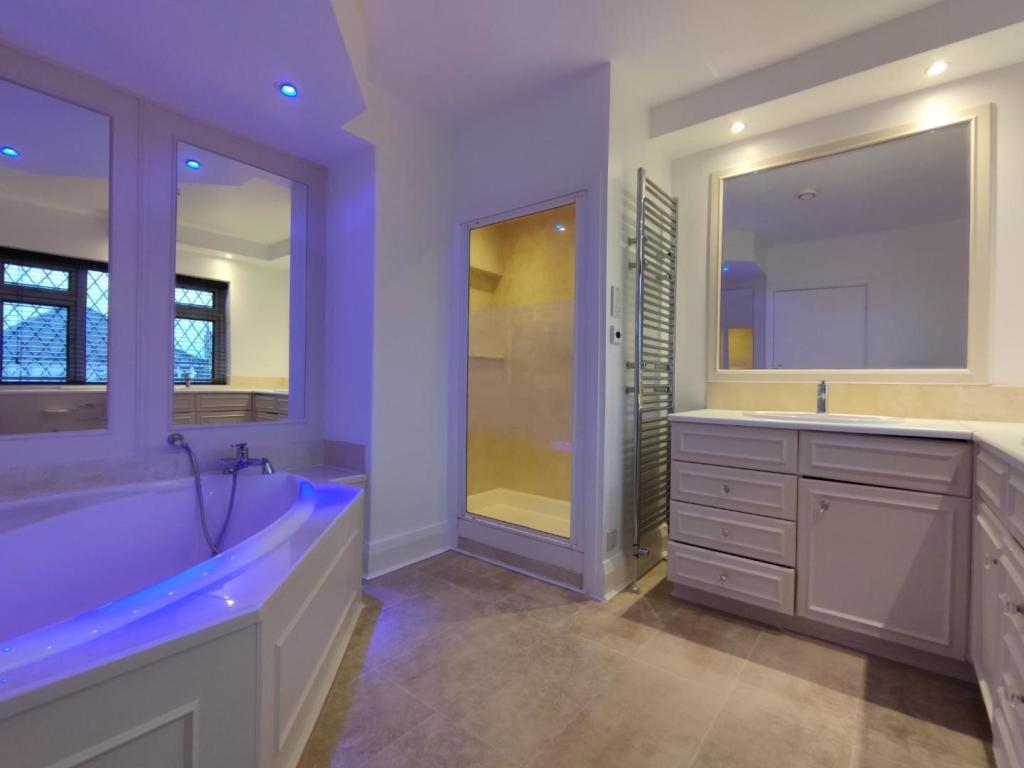 Main Bedroom En-Suite 2