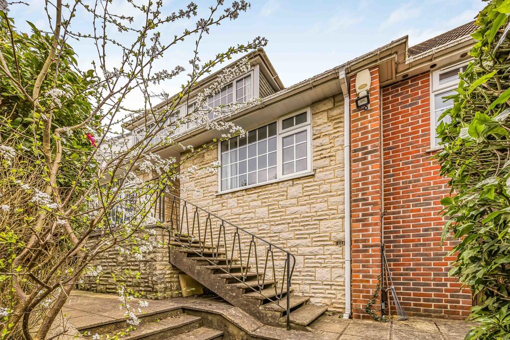 4 Midwood Avenue,...