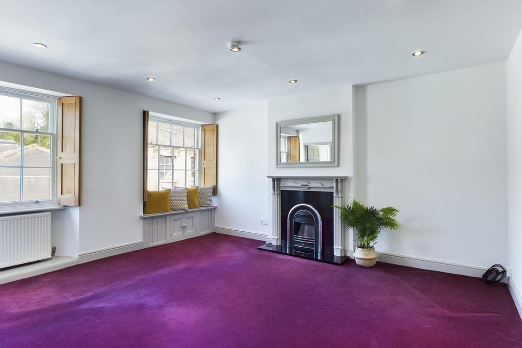 Spacious Lounge -...