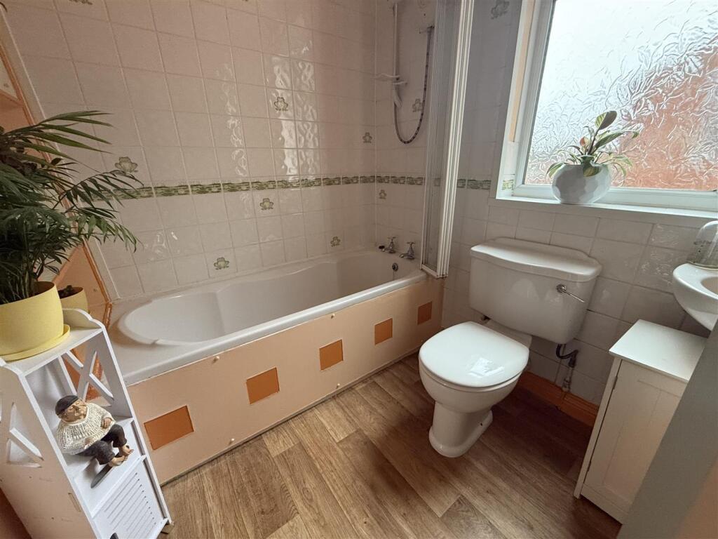 BATHROOM/WC