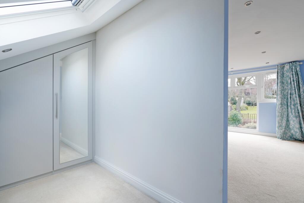 Principal bedroom dressing room